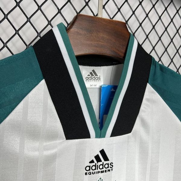 Retro Liverpool FC 1993-1995 Away Fan